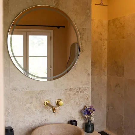 Le Clos Des Aromes 3* Cassis