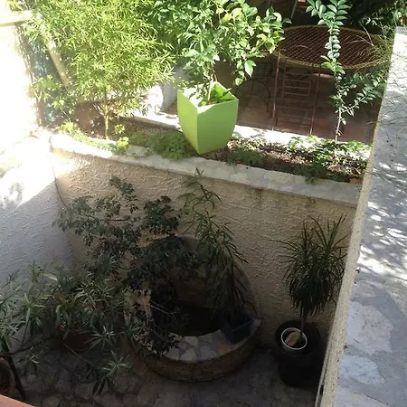 Le Clos Des Aromes 3* Cassis